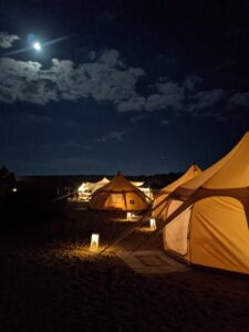 אוהלי גלמפינג במדבר לאור ירח 